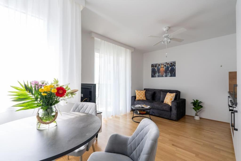 Elegant 1Br Flat With Balcony By Hm Lägenhet Wien Exteriör bild