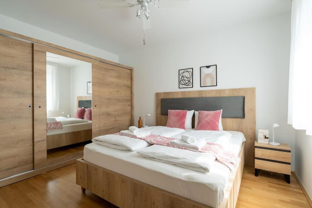 Elegant 1Br Flat With Balcony By Hm Lägenhet Wien Exteriör bild