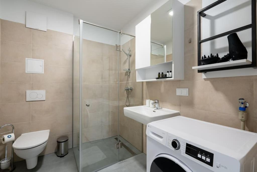 Elegant 1Br Flat With Balcony By Hm Lägenhet Wien Exteriör bild