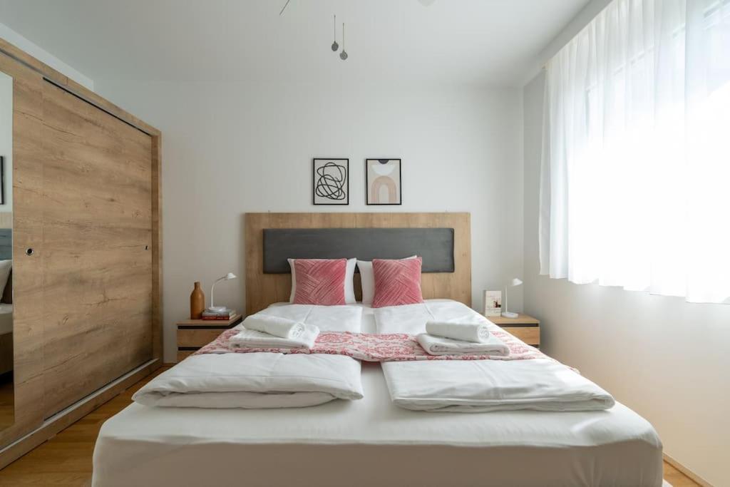 Elegant 1Br Flat With Balcony By Hm Lägenhet Wien Exteriör bild