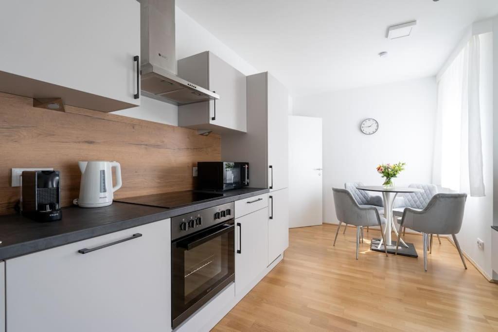 Elegant 1Br Flat With Balcony By Hm Lägenhet Wien Exteriör bild