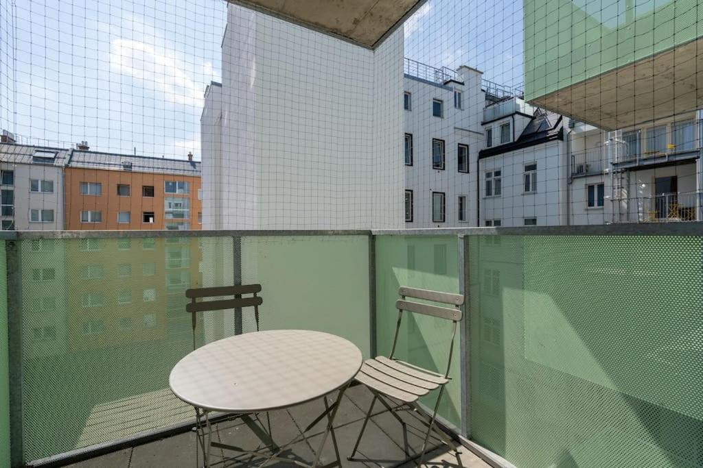 Elegant 1Br Flat With Balcony By Hm Lägenhet Wien Exteriör bild